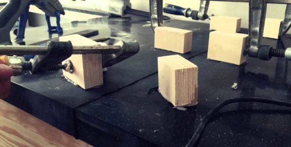 In order to pull the parts of the tabletop as tightly as possible, they put temporary stops. Clamps cling to these stops