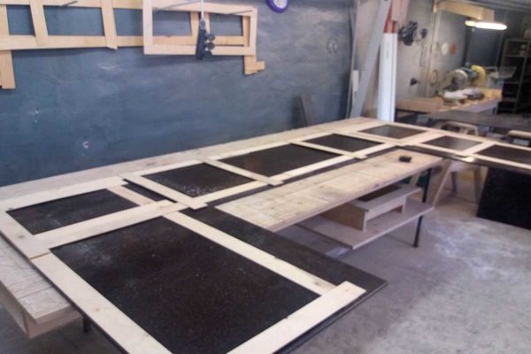 One-piece worktop for kitchen or bathroom is also fixed to the frame