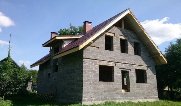 A house made of expanded clay concrete blocks is being built quickly