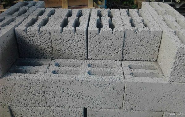 On the surface of the block, rounded expanded clay granules are guessed. Depending on the brand, they can be of different sizes, more or less