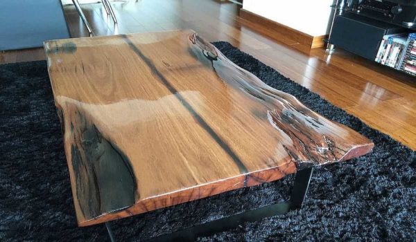 Epoxy and wood table. You do not need to level the relief, but only cover it with a layer of epoxy resin