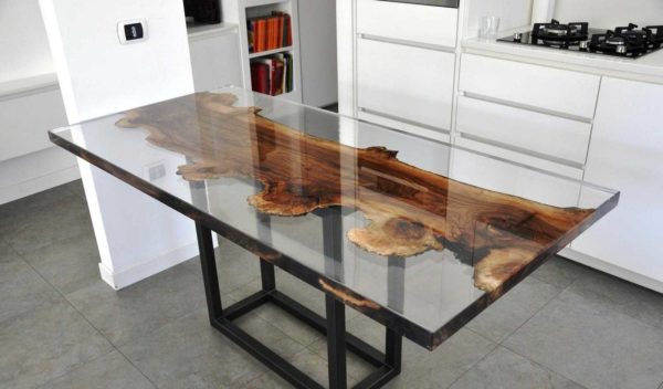 Such a table made of epoxy resin and wood needs a lot of resin