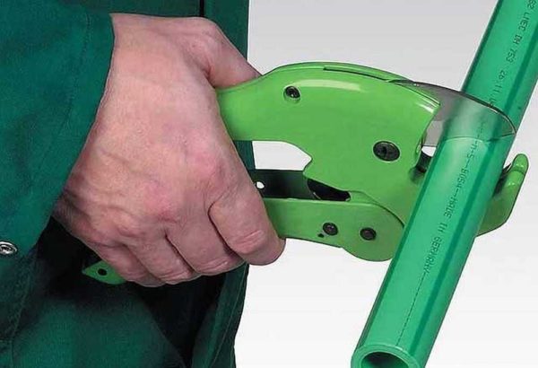 High-quality pipe scissors do a good job even with thick-walled and reinforced polypropylene