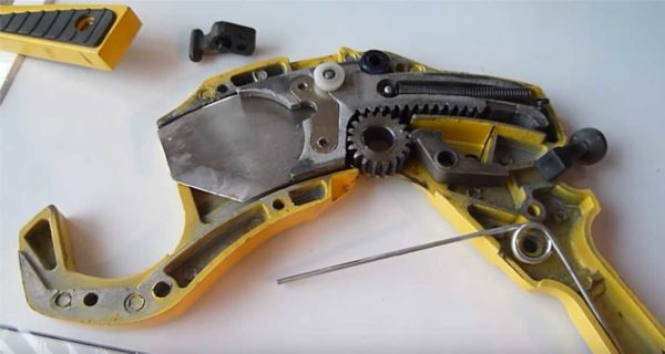 Internally, the device of the scissors for pipes type gun