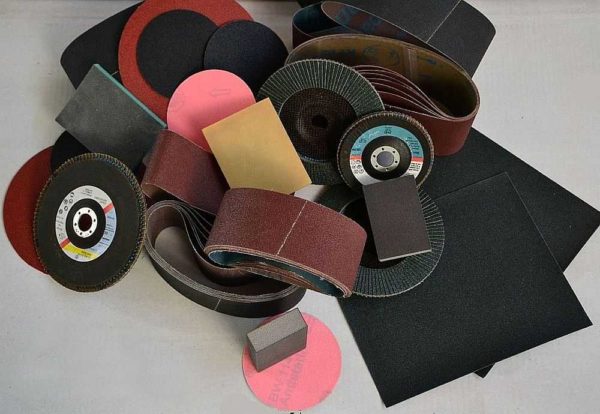 Types of abrasive paper: sheets, rolls, circles, ribbons and even special forms for different attachments