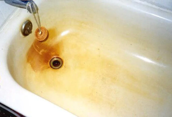 Rust on the bathroom from rusty water