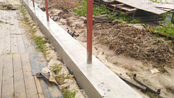 foundation for a fence for type-setting blocks