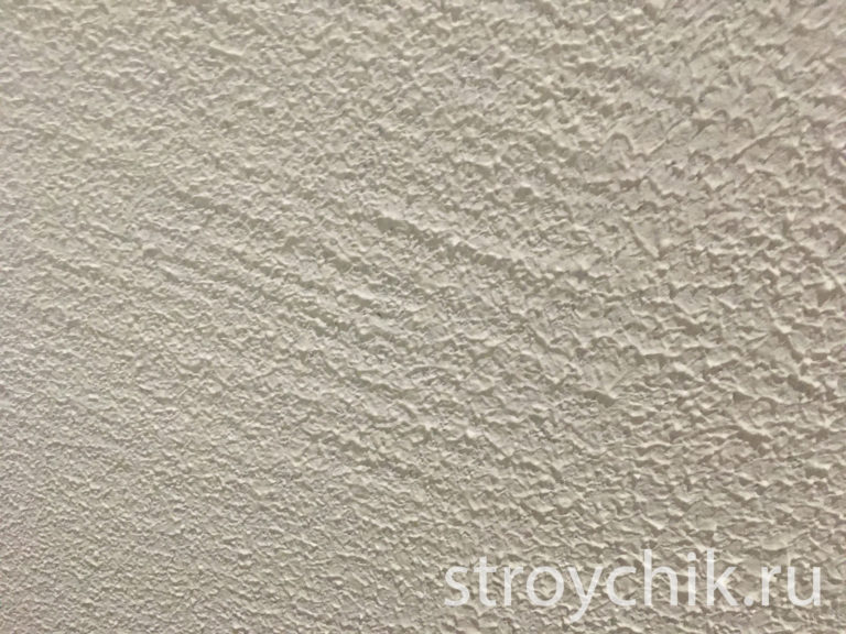The surface of the wall was not properly leveled, moreover, the textured paint was diluted with water in excess of the norm. After applying with a roller, the result was terrible. Do not make other people's mistakes!